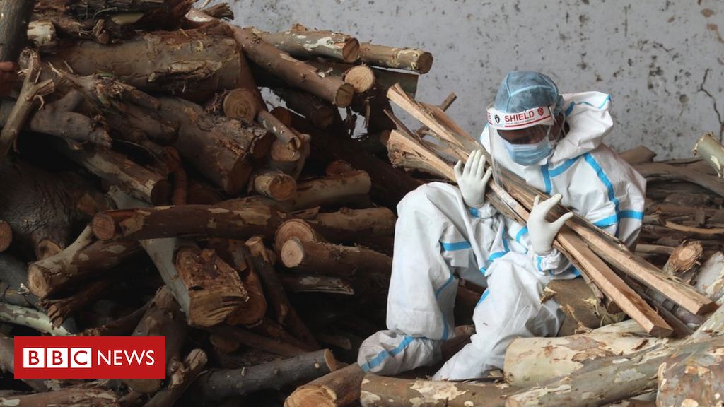 India Covid: Delhi builds makeshift funeral pyres as deaths climb – BBC News